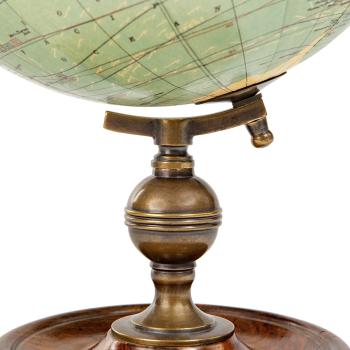 Vintage Globus von Weber Costello aus dem Jahr 1921 mit detailreicher Weltkarte, Messingmeridian und gedrechseltem Holzsockel auf weißem Hintergrund